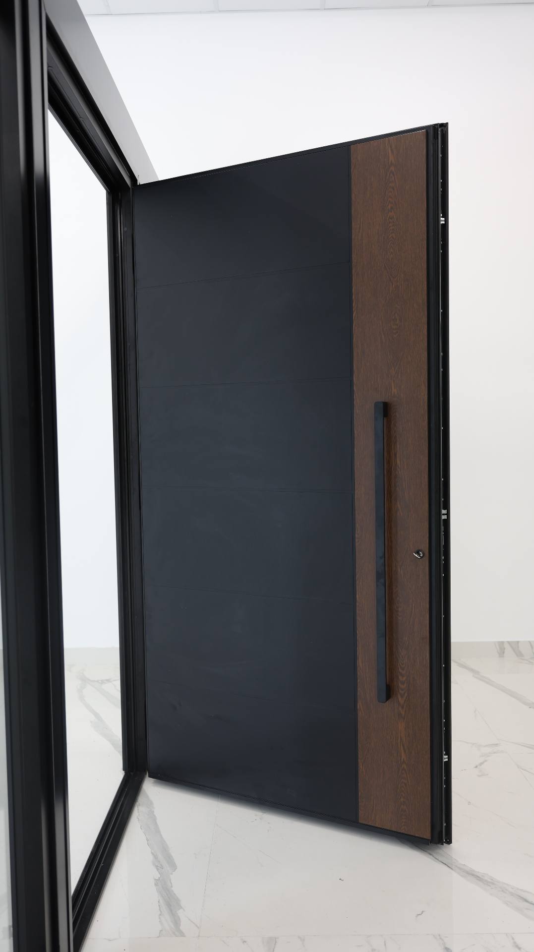 Porta blindata aperta con inserto legno
