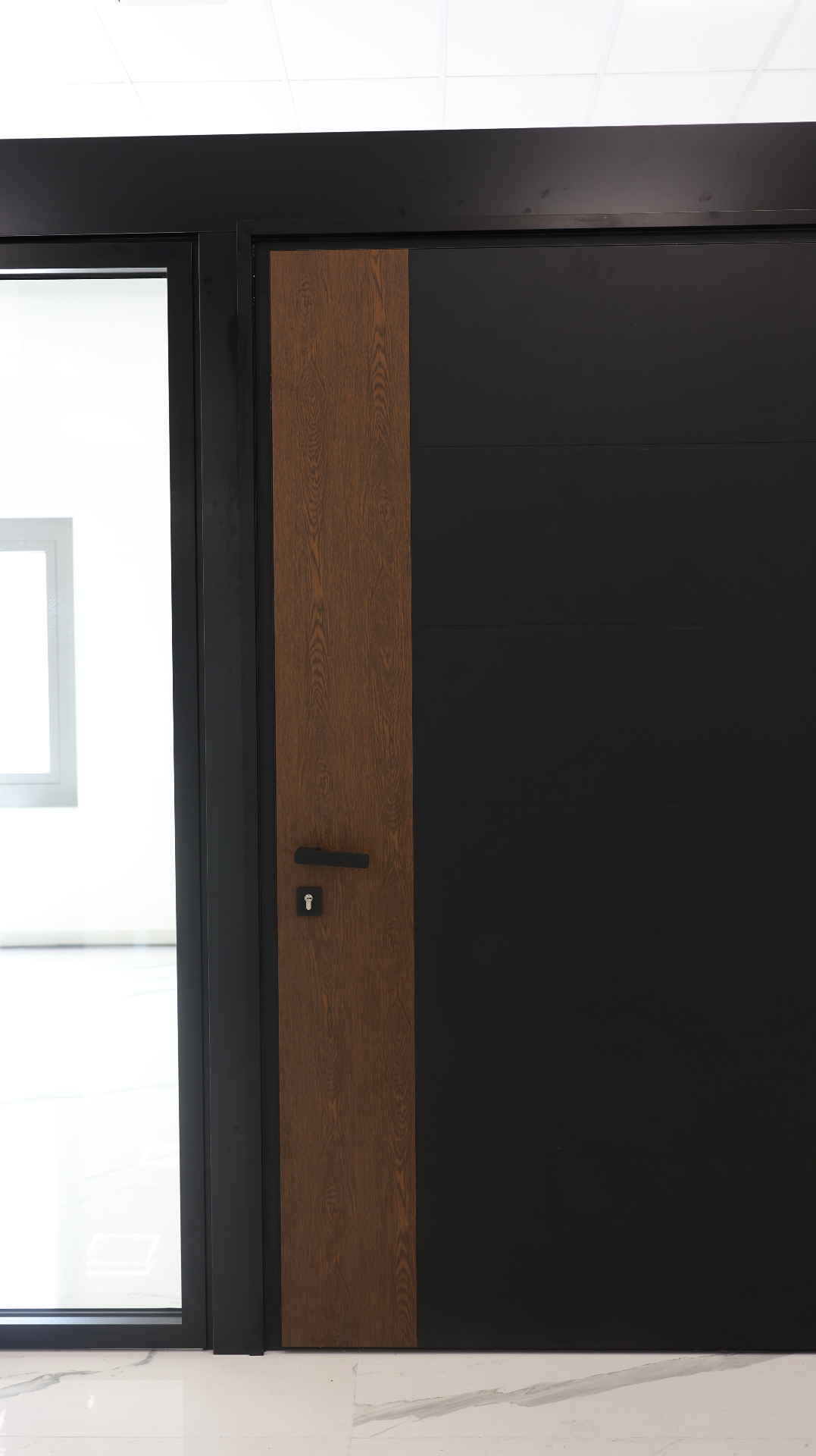 Porta d'ingresso nera con inserto in legno